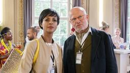 Professor August Oberstaller (Hannes Gastinger) und Zoodirektorin Amal Bekele (Dennenesch Zoudé) bewerten Susannes bravouröses Auftreten auf dem internationalen Kongress sehr unterschiedlich. Prof. Oberstaller und Amal Bekele verbindet eine gegenseitige Abneigung.