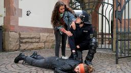 Proteste vor dem Leipziger Zoo wegen des Baus einer gigantischen Achterbahn quer durch den Zoo: Luisa (Lilly Wiedemann) verteidigt Romy ((Johanna Hens, am Boden), eine Mitdemonstrantin, gegenüber ihrem Bruder Jonas Mertens (Lennart Betzgen). Wer hätte gedacht, dass ausgerechnet ihr Bruder einer der Polizisten ist, der gegen die Demonstranten vorgeht?