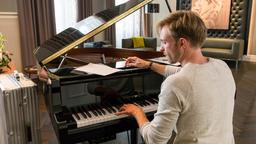 Star-Pianisten Hannes Zoller (Hugo Grimm) komponiert ein neues Klavierstück. Seine Muse: keine andere als Susanne Mertens.