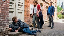 Susanne Mertens (Elisabeth Lanz) findet ihren Sohn Jonas (Lennart Betzgen) betrunken vor der Haustür. Christoph Lentz (Sven Martinek) und sie wollen wissen, was passiert ist.
