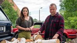 Susanne Mertens (Elisabeth Lanz) ist wenig begeistert, als Alpakafarmer Mike Redmann (Matthias Komm) mit einer Holzlieferung vorm Wochenendhaus steht. Aber was ist ihr Problem?