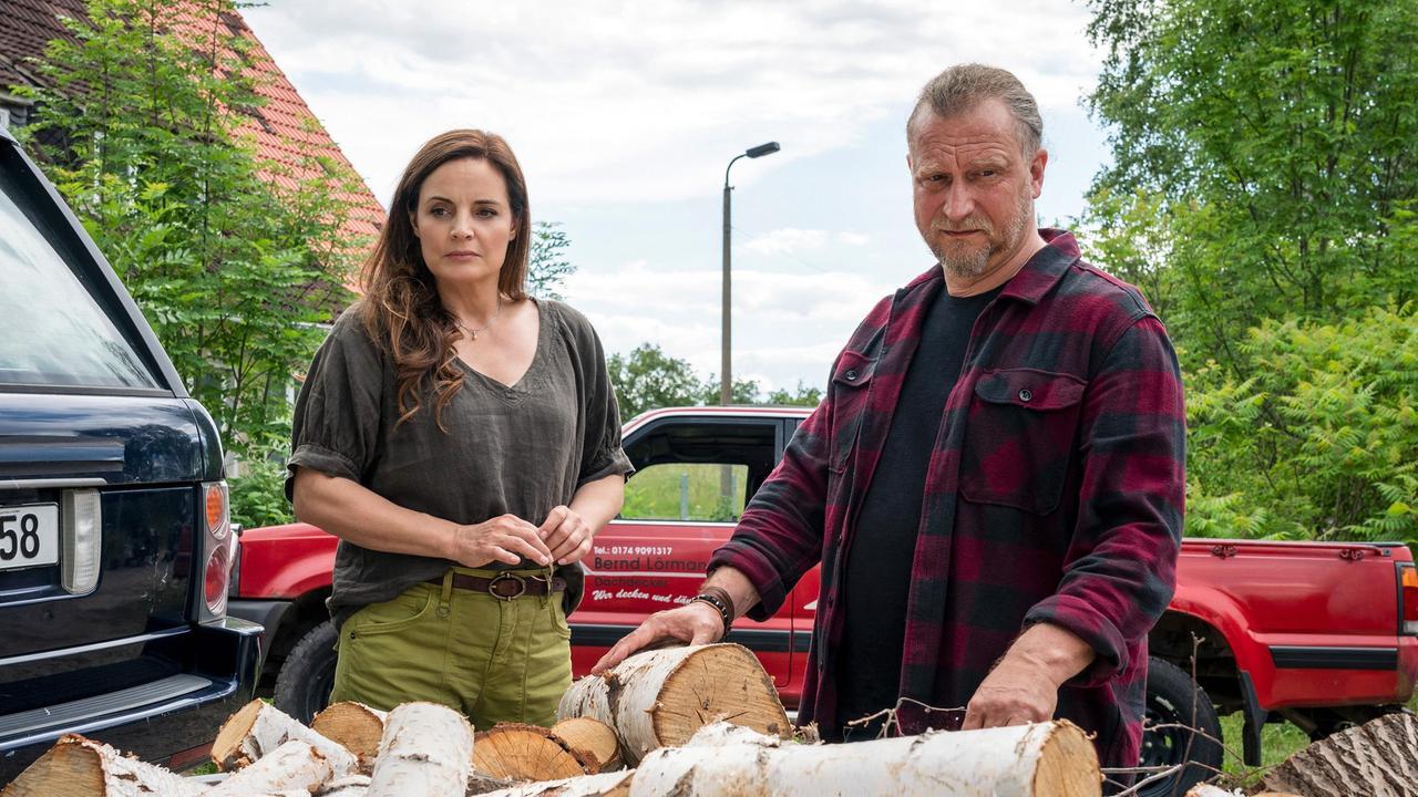 Susanne Mertens (Elisabeth Lanz) ist wenig begeistert, als Alpakafarmer Mike Redmann (Matthias Komm) mit einer Holzlieferung vorm Wochenendhaus steht. Aber was ist ihr Problem?