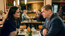 Susanne Mertens (Elisabeth Lanz) trifft ihren Ex-Mann Christoph Lentz (Sven Martinek). Knistert es etwa doch wieder zwischen den beiden?