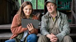 Susanne Mertens (Elisabeth Lanz) unterstützt als mobile Tierärztin: Noah Junker (Jesse Albert) leitet ein Naturschutzreservat und tappt im Dunkeln, als plötzlich mehrere Wasserbüffel verenden. Susanne hofft, in den Drohnenaufnahmen des Areals Hinweise finden zu können.