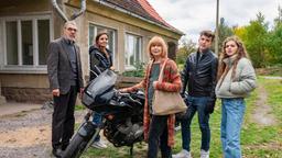 V.l.n.r.: Prof. Georg Baumgart (Gunter Schoß), Susanne Mertens (Elisabeth Lanz), Charlotte Baumgart (Ursela Monn), Jonas Mertens (Lennart Betzgen) und Luisa Mertens (Lilly Wiedemann) versammeln sich am Wochenendhaus von Susanne Mertens.