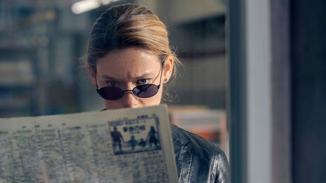 Bild: HBO Max/Fifth Season, LLC Samantha fürchtet Enthüllungen in der Zeitung.
