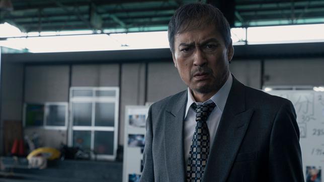 Bild: HBO Max/Fifth Season, LLC Detective Katagiri arbeitet einen fatalen Fehlschlag auf.