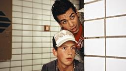 Türkisch für Anfänger: Cem (Elyas M'Barek) und Costa (Arnel Taci) in der Schule.