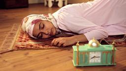 Türkisch für Anfänger: Yagmur schläft auf ihrem Gebetsteppich ein.