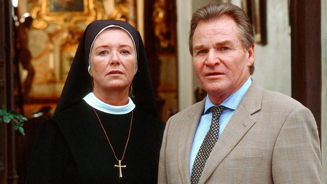 Bild: MDR/Barbara Bauriedl Rivalen in "Um Himmels Willen": Lotte (Jutta Speidel) und Bürgermeister Wöller (Fritz Wepper).