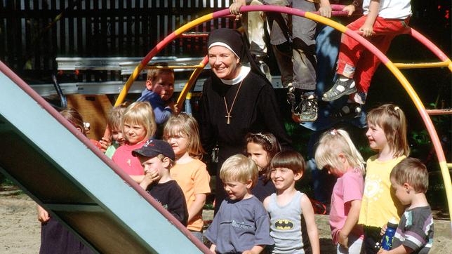 Um Himmels Willen: Lotte (Jutta Speidel)mit den Kindern auf dem Spielplatz