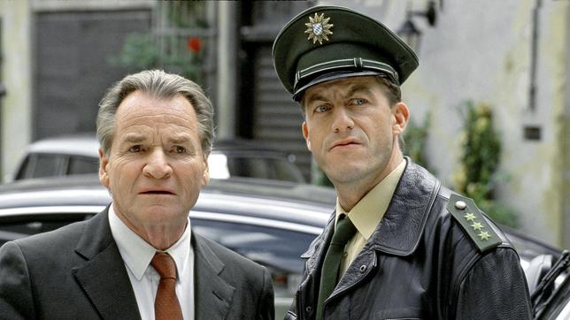 Bild: MDR/Barbara Bauriedl Polizist Meier (Lars Weström) hat in Erwartung eines Millionen-Gewinns den Dienst quittiert. Doch er war nur einer von Vielen, der die richtige Zahl getippt hat. Wird Wöller (Fritz Wepper) ihm zu seinem alten Job verhelfen?
