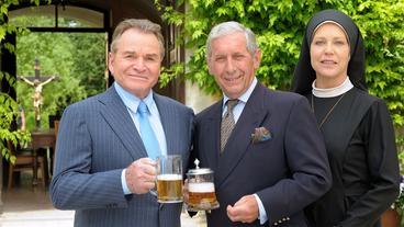 Bild: ARD/Jacqueline Krause-Burberg Bürgermeister Wöller, Schwester Hanna, Prinz-Charles-Double