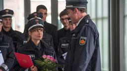 Unter Gaunern: Betty Schulz (Cristina do Rego) hat ihre Ausbildung als Jahrgangsbeste abgeschlossen, Schliefer (Yorck Dippe) gratuliert.