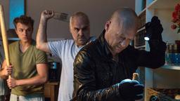 Unter Gaunern: Robbie (Moritz von Zeddelmann) und Bruno (Jophi Ries) entdecken Freddy (Rainer Strecker) beim nächtlichen Würstchenklau in der Küche.