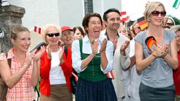 Sabine, Julie und Lola mit dem Dorfpfarrer