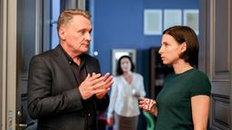 Caro (Martina Ebm) ist bei Sylvia (Julia Stemberger). Sie will wissen, was Hadrians Exfrau besser kann als sie. Hadrian (Bernhard Schir) kommt, um sie abzuholen.