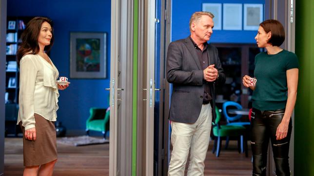 Bild: ARD/ORF/MR Film/Petro Domenigg Caro (Martina Ebm) ist bei Sylvia (Julia Stemberger). Sie will wissen, was Hadrians Exfrau besser kann als sie. Hadrian (Bernhard Schir) kommt, um sie abzuholen.