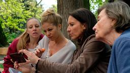 Die Vorstadtweiber Nicoletta (Nina Proll), Vanessa (Hilde Dalik), Waltraud (Maria Köstlinger) und Anna (Getrud Roll) treffen sich am Spielplatz. Ob sie wohl schon wieder am Pläne schmieden sind?