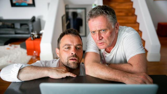 Bild: ARD/ORF/MR Film/Petro Domenigg VORSTADTWEIBER: Georg (Jürgen Maurer) und Hadrian (Bernhard Schir) schauen sich das Video von Betrams Datenstick an.