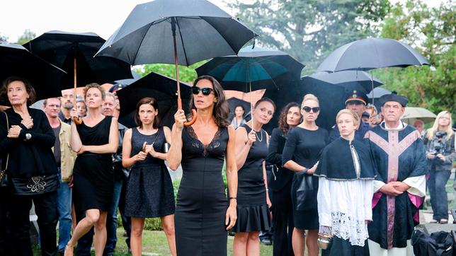 Große Polizeiaktion: Die fünf Heldinnen, besagte Vorstadtweiber, werden von einem Begräbnis weg verhaftet. Im Bild: Anna Schneider (Gertrud Roll), Sabine Herold (Adina Vetter), Caroline Melzer (Martina Ebm), Waltraud Steinberg (Maria Köstlinger), Maria Schneider (Gerti Drassl), Tina (Proschat Madani), Nicoletta Huber(Nina Proll), Komparsen.