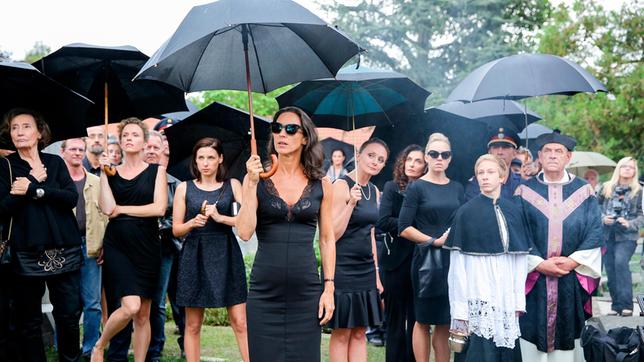 Große Polizeiaktion: Die fünf Heldinnen, besagte Vorstadtweiber, werden von einem Begräbnis weg verhaftet. Im Bild: Anna Schneider (Gertrud Roll), Sabine Herold (Adina Vetter), Caroline Melzer (Martina Ebm), Waltraud Steinberg (Maria Köstlinger), Maria Schneider (Gerti Drassl), Tina (Proschat Madani), Nicoletta Huber(Nina Proll), Komparsen.