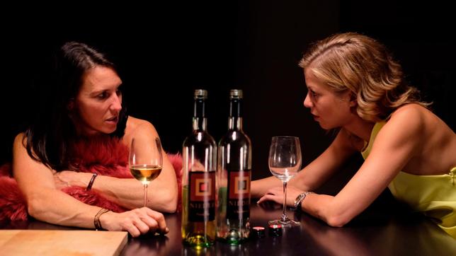 Mit Vanessas (Hilde Dalik, rechts) Hilfe gelingt Waltraud (Maria Köstlinger, links) die Flucht aus der Reha. Bei ein paar Gläsern Wein sucht Vanessa nun die Nähe und Unterstützung von Waltraud.