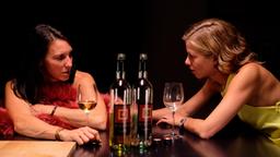 Mit Vanessas (Hilde Dalik, rechts) Hilfe gelingt Waltraud (Maria Köstlinger, links) die Flucht aus der Reha. Bei ein paar Gläsern Wein sucht Vanessa nun die Nähe und Unterstützung von Waltraud.