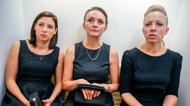 Bild: ARD/ORF/MR Film/Petro Domenigg Vorstadtweiber: Caroline (Martina Ebm), Maria (Gerti Drassl) und Nicoletta (Nina Proll) sind verhaftet worden.
