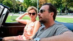 Vorstadtweiber: Sabine (Adina Vetter) und Bertram (Lucas Gregorowicz) im Cabrio.