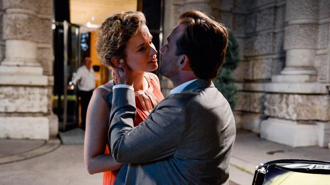 Bild: ARD/ORF/MR Film/Hubert Mican Vorstadtweiber: Sabine (Adina Vetter) und Bertram (Lucas Gregorowicz) kommen sich näher.