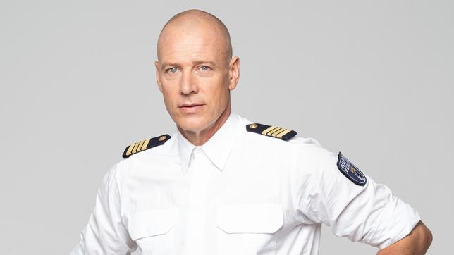 Bild: ARD/Markus Nass Christoph Grunert ist Wolf Malletzke, Kriminalhauptkommissar und Kapitän des Schiffes "Silbermöwe"