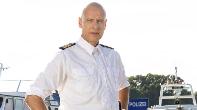 Christoph Grunert ist Wolf Malletzke, Kriminalhauptkommissar und Kapitän des Schiffes "Silbermöwe"