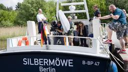 Fester Bestandteil der Serie ist das WaPo-Boot "Silbermöwe", hier am Havelufer unterwegs.