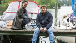 Regisseur Alexander Sascha Thiel und Sesede Terziyan haben sich eine kleine Pause von den Dreharbeiten in einem Yachthafen an der Havel in Berlin Charlottenburg-Wilmersdorf verdient.