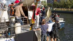 Die "Silbermöwe" schippert auf der Spree zwischen Röntgen- und Caprivibrücke in Berlin-Charlottenburg.