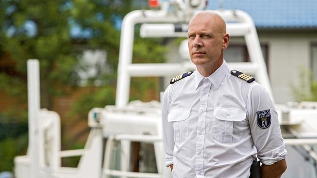 Bild: ARD/Daniela Incoronato Wolf Malletzke (Christoph Grunert), Kriminalhauptkommissar und Kapitän des Schiffes "Silbermöwe".