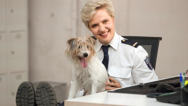 Bild: ARD/Daniela Incoronato Kommissars-Anwärterin Marlene Weber (Oska Melina Borcherding) mit Hund Stulle.