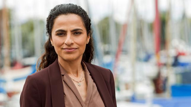 Bild: ARD/Daniela Incoronato Erste Kriminalhauptkommissarin Jasmin Sayed (Sesede Terziyan) vom LKA und WaPo-Dienststellenleiterin.