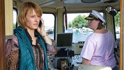 An Bord des Schubschiffes verfolgt Melissa Köhler (Lena Flögel) das Telefonat ihrer besorgten Mutter Tatjana Köhler (Jennipher Antoni).
