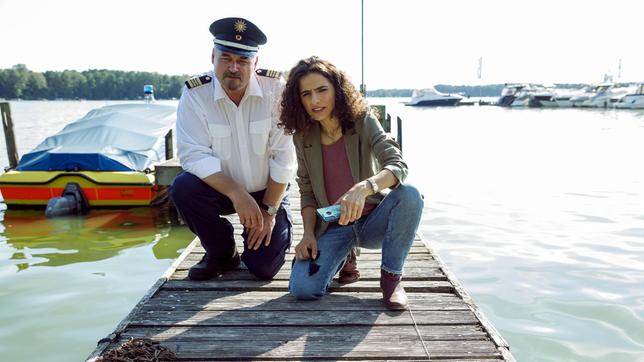 Bild: ARD/Daniela Incoronato Axel Sommer (Oliver Breite) und Jasmin Sayed (Sesede Terziyan) begutachten Spuren am Steg neben dem Leichenfundort.
