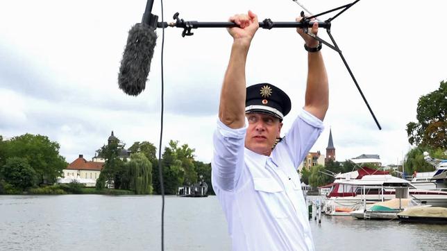 Christoph Grunert ist Wolf Malletzke, Kriminalhauptkommissar und Kapitän des Schiffes "Silbermöwe"
