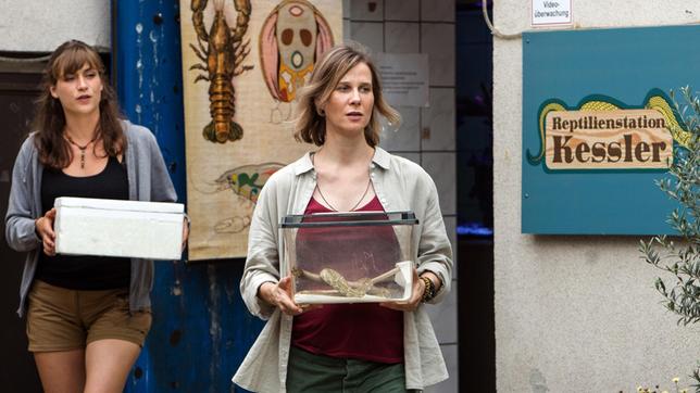 Claudia Kessler (Katrin Röver), Leiterin des Reptilienhauses und ihre Assistentin Anna Fischer (Sophie Pfennigstorf) bei der Auslieferung von Schlangen an einen Zoo.