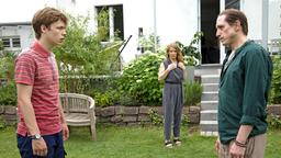 Dennis Sauer (Timo Jacobs), der gerade aus der Haft entlassen wurde, will mit David Ortler (Simon Fabian) sprechen. Seine Mutter Kristin Ortler (Annika Martens) beobachtet das beunruhigt.