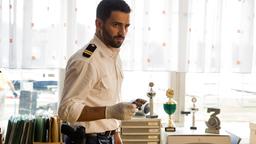 Doping-Verdacht. Fahri Celik (Hassan Akkouch) findet Pillen im Büro des Trainers.
