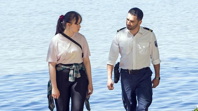 Bild: ARD/Daniela Incoronato Fahri Celik (Hassan Akkouch) befragt Emily Gräwe (Fine Sendel) am Knochenfundort, am Müggelsee, zu ihrer seit 15 Jahren vermissten Schwester, die sie selbst nie kennengelernt hat.