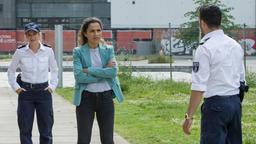 Fahri Celik (Hassan Akkouch) berichtet Jasmin Sayed (Sesede Terziyan) und Paula Sprenger (Sarina Radomski), dass es vor Seldas Tod zu heftigen Streitereien innerhalb der Breakdance-Crew "Berlin Beasts" kam.