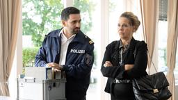 Fahri Celik (Hassan Akkouch) hat Audrey Pietschmann (Astrid Kohrs) am Tatort erwischt, wo sie Unterlagen mitnehmen wollte ...