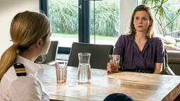 Isa Sattler (Lea Willkowsky, re.) erzählt ihrer Jugendfreundin Paula Sprenger (Sarina Radomski), dass auch sie vor einiger Zeit Opfer von Markus wurde.