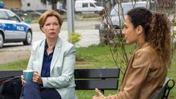 Jasmin Sayed (Sesede Terziyan) informiert Polizeipräsidentin Alexandra Falkenbach (Marion Kracht) über den brisanten Verdacht der Krebsmittelpanscherei mit tödlichen Folgen.